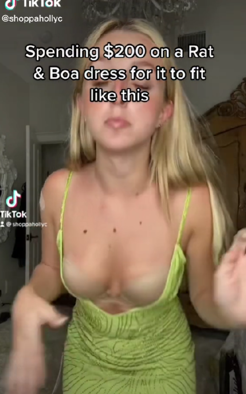 Blondínku šaty poriadne sklamali. 