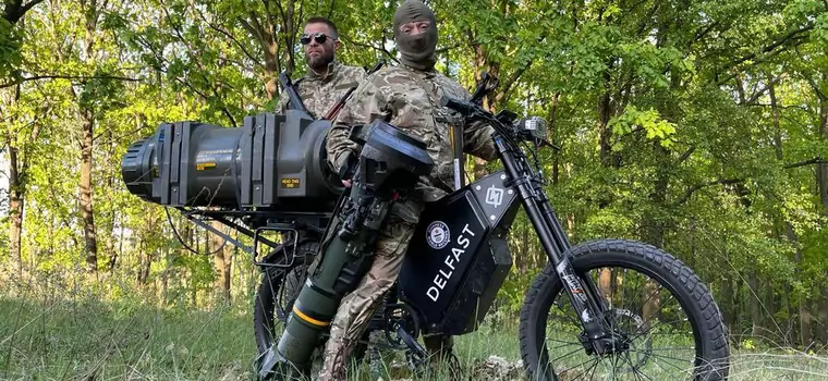 Ukraińscy żołnierze używają rowerów elektrycznych do walki z rosyjskimi czołgami