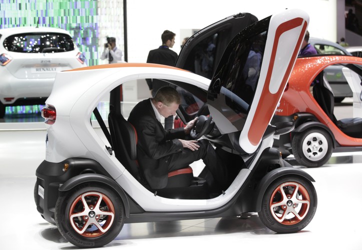 Twizy to kompaktowy, dwuosobowy samochód, który wymiarami i ceną przypomina trzykołowy skuter. Model ten jest produkowany przez Renaulta w Hiszpanii. Cechą charakterystyczną Twizy’ego jest brak szyb oraz możliwość wsiadania kierowcy do wnętrza z obu stron. Wbrew pozorom Twizy może się pochwalić bardzo dobrymi osiągami. Aby pokonać ze startu zatrzymanego 50 metrów potrzebuje zaledwie 6,6 sekund. Maksymalna prędkość tego auta to 85 km/h. Waży tylko 473 kg.