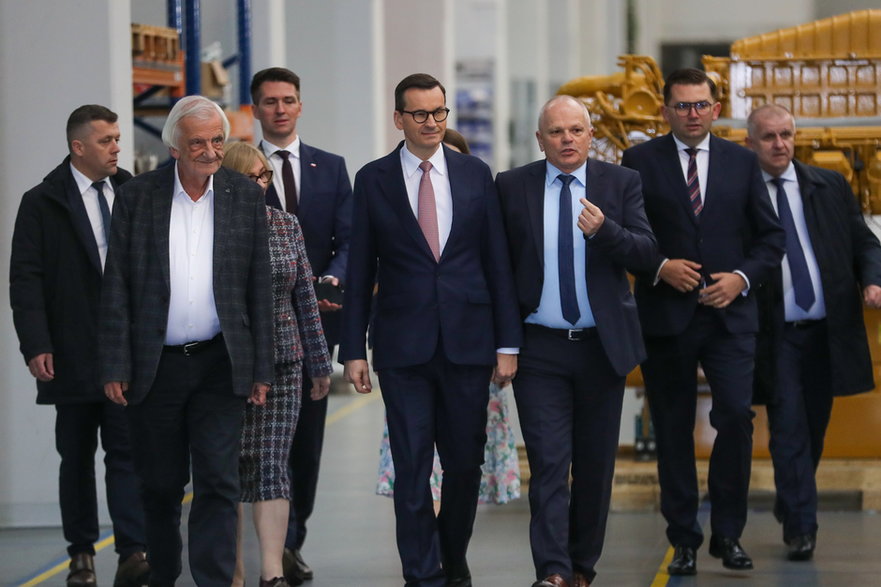 18 maja 2023 r., premier Mateusz Morawiecki podczas kolejnej wizyty w Newagu. Obok niego, z prawej strony, prezes spółki Zbigniew Konieczek