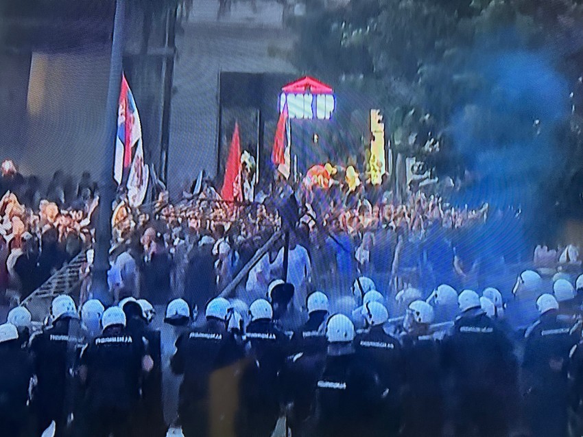 Napad na policiju kod Predsedništva