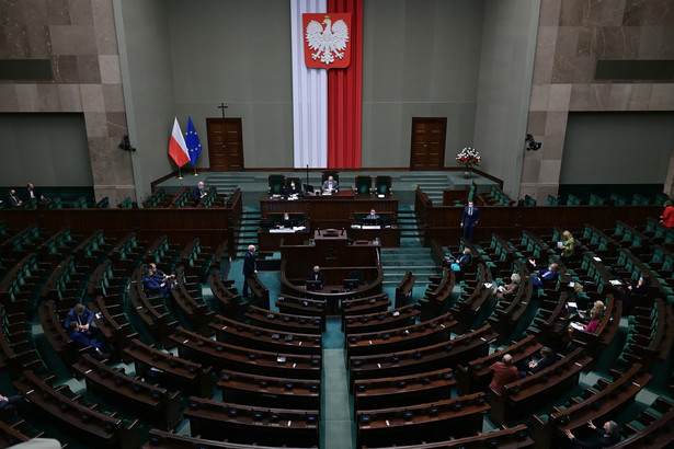 Posłowie na sali obrad w drugim dniu posiedzenia Sejmu w Warszawie