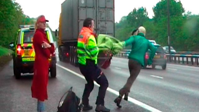 Kadr z dokumentu BBC "Szaleństwo na autostradzie"