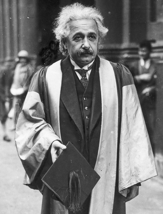 Albert Einstein po otrzymaniu tytułu doktora honoris causa uniwersytetu w Oxfordzie 1931 r.