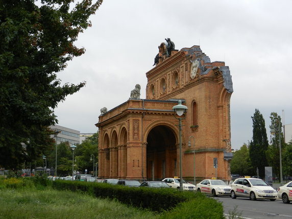 Ruiny Anhalter Bahnhof. Fot. Luc.T from Buggenhout, België, CC BY 2.0, via Wikimedia Commons