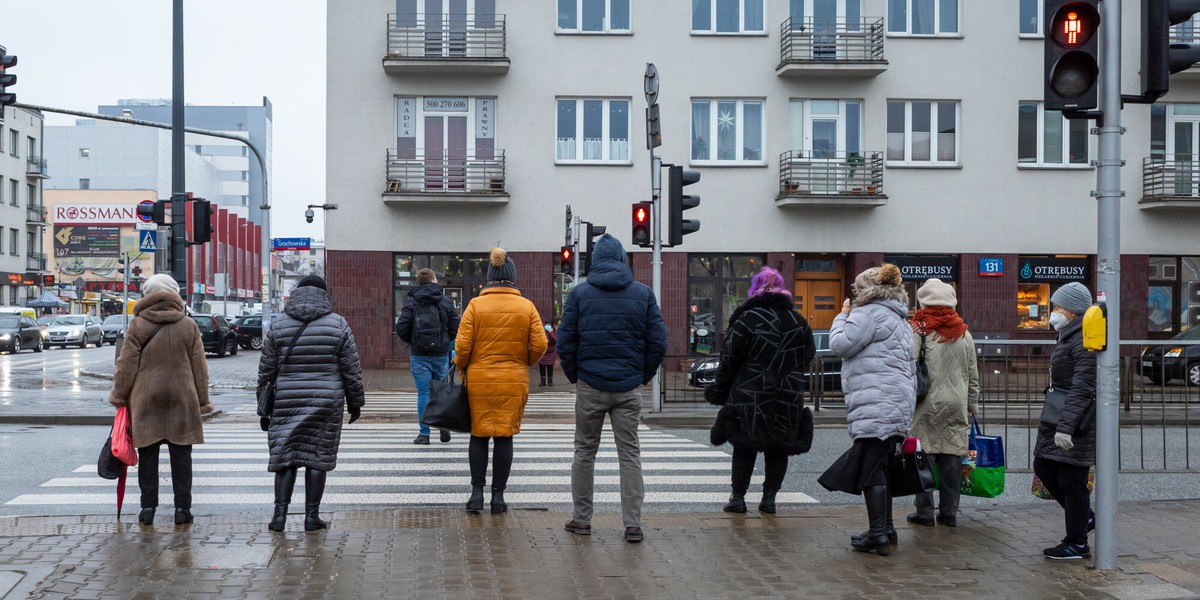 Liczba Polaków na kwarantannie jest najniższa od początku piątej fali koronawirusa.