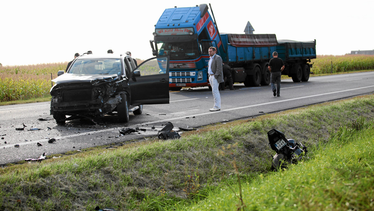 Na początek sezonu motocyklowego Jarosław Wałęsa w wywiadzie dla Onetu mówi, że mógł być dawcą organów. - Pamiętam, że jadłem śniadanie, a po tygodniu obudziłem się w szpitalu - stwierdza. Dał rodzicom słowo, że na motor już nie wsiądzie, chyba że mu pozwolą. Wtedy zrobi to bez zmrużenia oka. Po tym, jak cudem uniknął śmierci, odbudowuje się. - (Odzyskiwana) waga skoncentrowała się w okolicach brzucha - śmieje się.