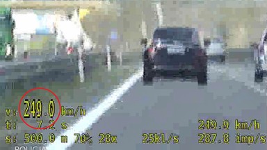 Zaskoczyli kierowcę, że go dogonili. Policjanci pędzili za nim 250 km/godz. [NAGRANIE]