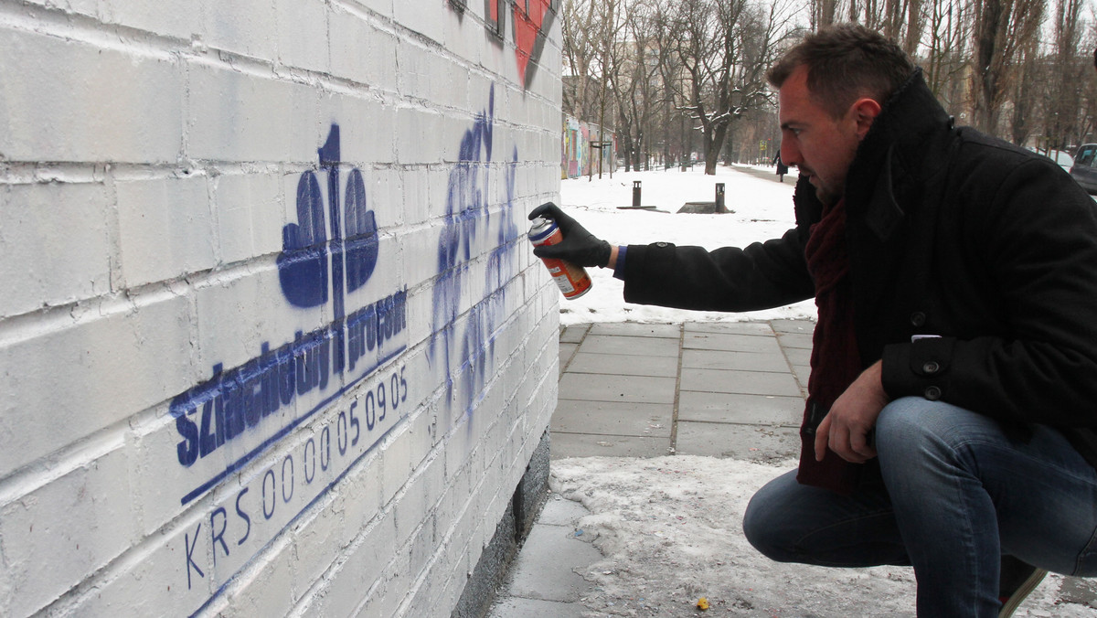 Były piłkarz Jerzy Dudek i ksiądz Jacek Wiosna Stryczek wzięli udział w malowaniu graffiti "Kochamy księgowe" w dniu św. Walentego w Krakowie.
