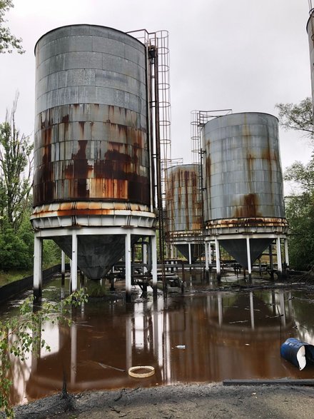 Odpady niebezpieczne na terenie byłych zakładów Terpen - 27.08.2022 - autor: Nadesłane przez czytelnika