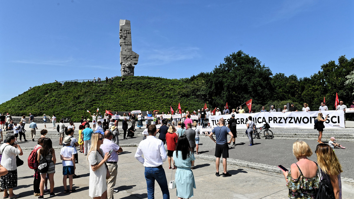 Nie należy stawiać pomników w postaci muzeów dla tych, którzy te muzea budują – powiedział dzisiaj na Westerplatte w Gdańsku zastępca prezydenta Gdańska ds. edukacji i usług społecznych, Piotr Kowalczuk. - Westerplatte broni się jeszcze – ja taki przekaz wyślę do pani prezydent po spotkaniu z wami - dodał zwracając się do demonstrujących przeciw nacjonalizacji tych terenów. 