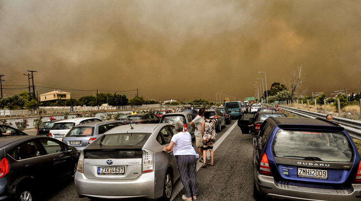 Ezrek rekedtek az autópályán /Fotó: AFP