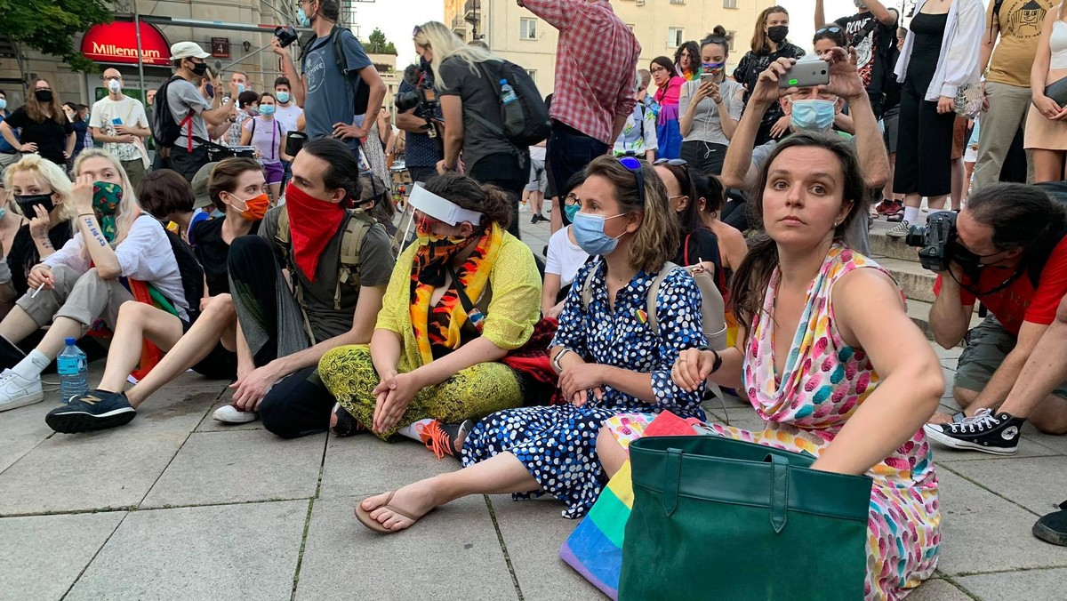 Protest aktywistów LGBT i akcja policji. Posłanki KO były na komisariatach