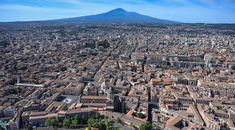 Catania, háttérben az Etna