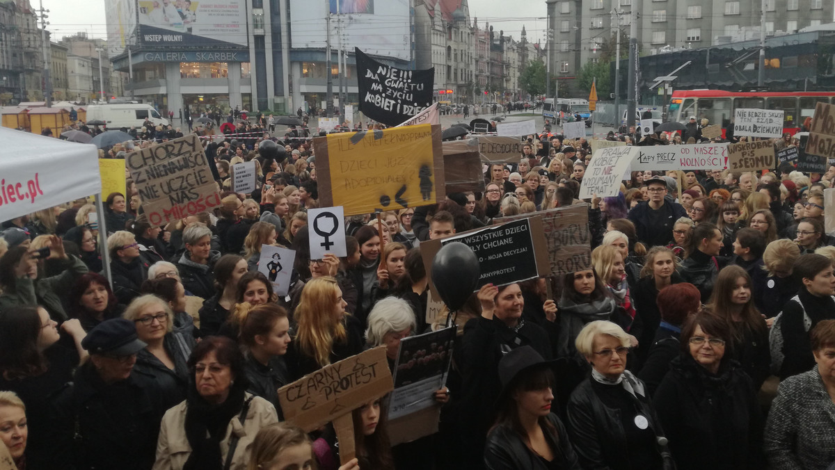 Magdalena Dobrzańska-Frasyniuk, żona Władysława Frasyniuka, złoży dziś pozew przeciwko Romanowi Sklepowiczowi. Mężczyzna, komentując "czarny protest" powiedział ostatnio m.in.: "Kto to ru…a? Ładne laski idą na dyskotekę, brzydkie na manifestację".