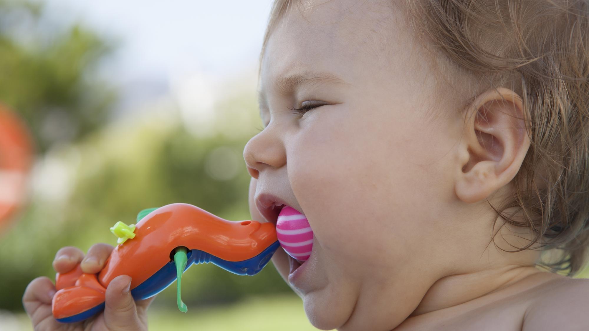 Ovocie, párok v rožku, cukríky, ale aj hračky - čím všetkým sa deti dokážu dusiť a prečo?