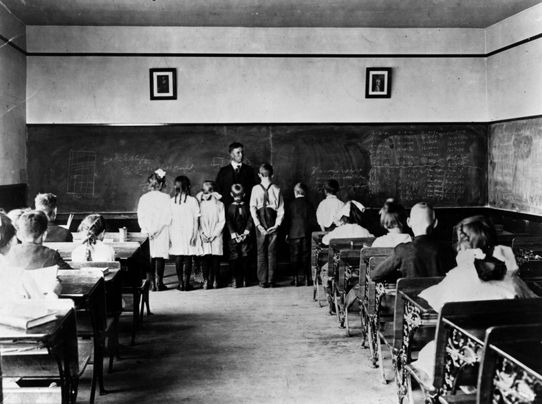 Sala lekcyjna w szkole w prowincji Saskatchewan, 1910 r.