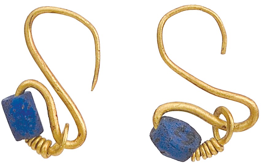 Naušnice  Rim, II–III vek, zlato, tamnoplava staklena pasta, Istorijski muzej Srbije