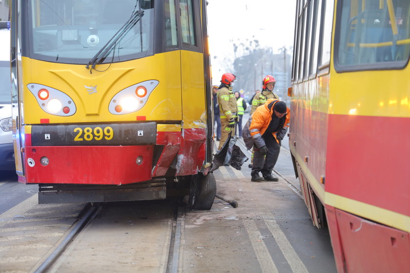 Auto zakleszczone między tramwajami