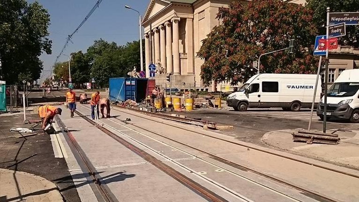 Uciążliwy dla kierowców remont w centrum Poznania obejmujący skrzyżowanie ulicy Fredry z al. Niepodległości zakończył się w terminie. Od dziś w to miejsce wraca normalny ruch kołowy. Jednak to nie koniec utrudnień w centrum – trwają prace związane z wprowadzaniem strefy Tempo 30. Obejmą one ulicę Ratajczaka.