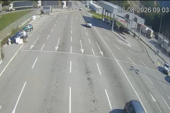 (FOTO) NEREALNE SCENE NA GRANICI SA CRNOM GOROM! Kamere sve zabeležile: Vozači gledaju i ne veruju