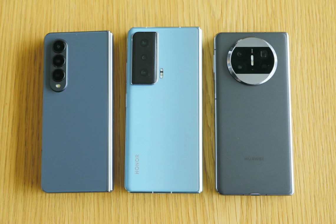 Widok z tyłu: Samsung Galaxy Z Fold 4, Honor Magic Vs i Huawei Mate X3 (po prawej)