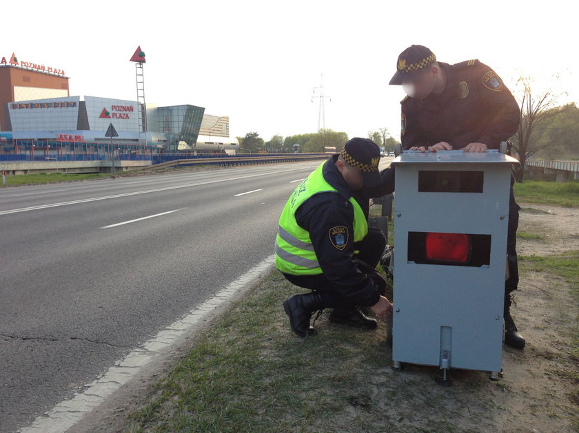 Strażnicy przy fotoradarze