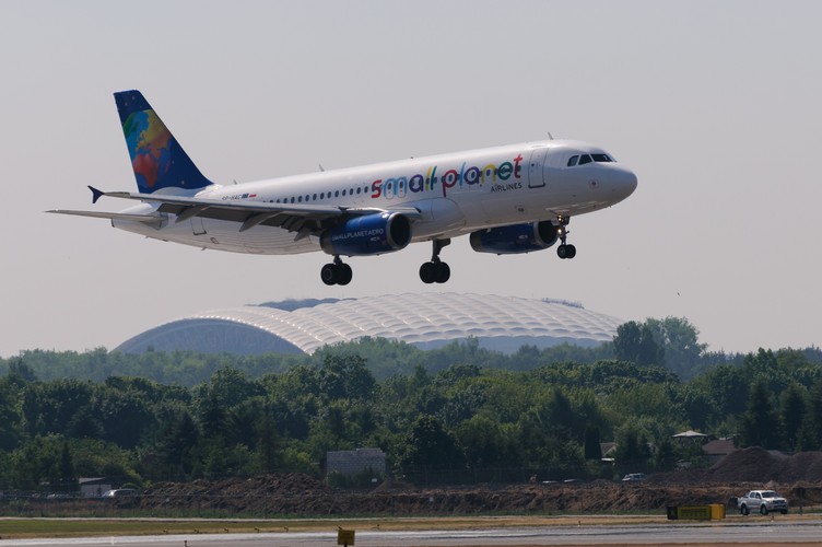 Airbus A319 ląduje podczas pokazu lotniczego, 13 bm. Na poznańskim lotnisku Ławica odbywają się pokazy lotnicze Aerofestival 2015. (jk/cat) PAP/Jakub Kaczmarczyk