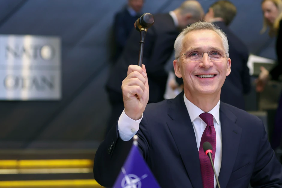 Jens Stoltenberg označava početak sastanka Saveta NATO-Ukrajina u Briselu 4. aprila