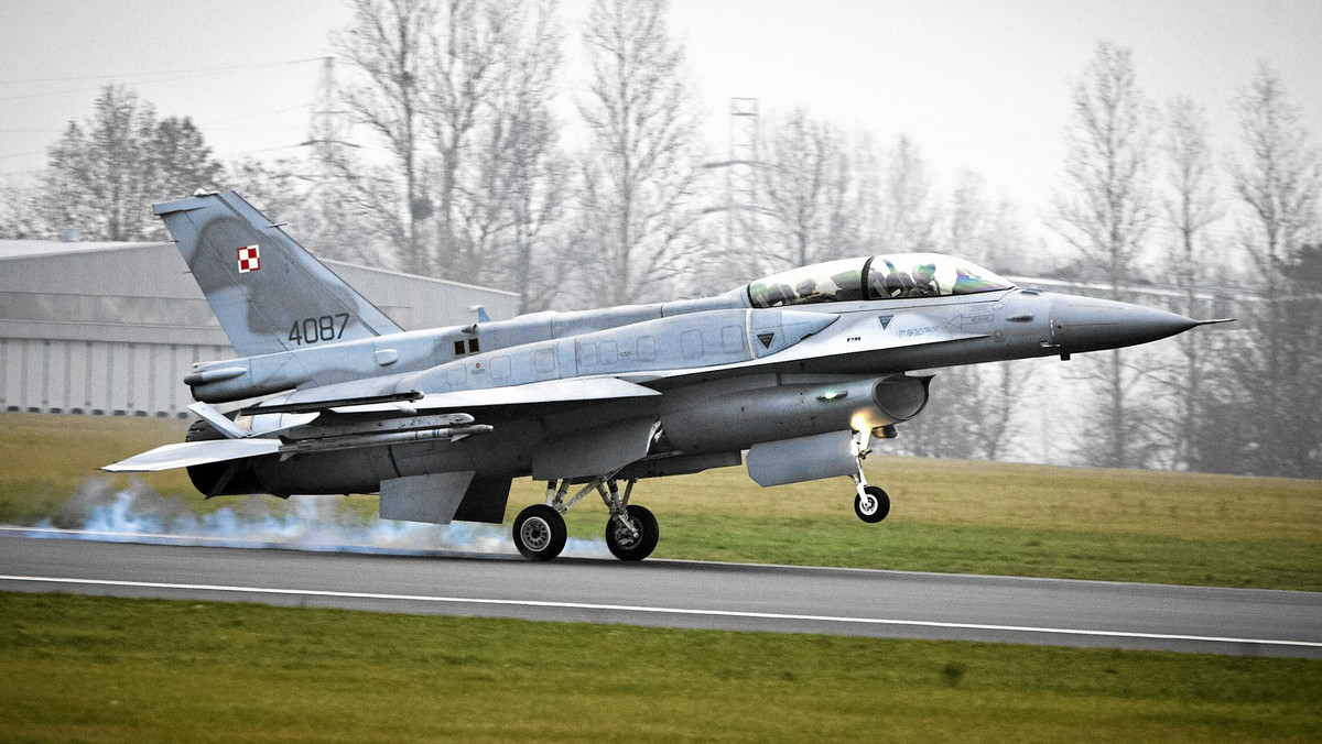 Polskie samoloty wielozadaniowe F-16 wylatały do tej pory ponad 34,5 tys. godzin. Roczne utrzymanie każdej z 48 maszyn kosztuje ok. 20 mln zł - poinformował dziś rzecznik prasowy Dowództwa Sił Powietrznych ppłk Artur Goławski.