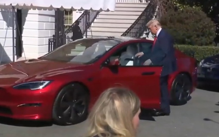 Donald Tramp kupuje auto