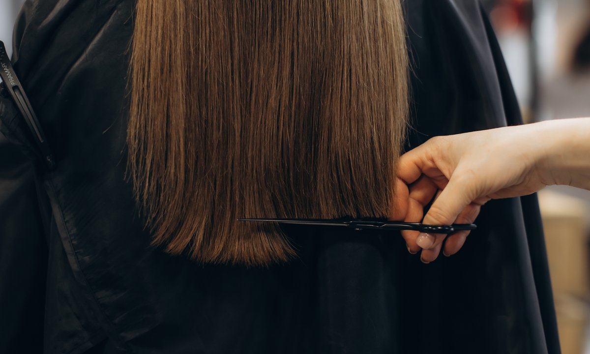 Podcinanie końcówek włosów. Czy to naprawdę przyspiesza wzrost? Fryzjer rozwiewa wątpliwości
