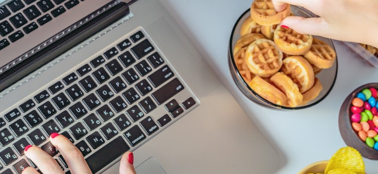 Bolesna prawda: Home office okazał się pułapką żywieniową i emocjonalną