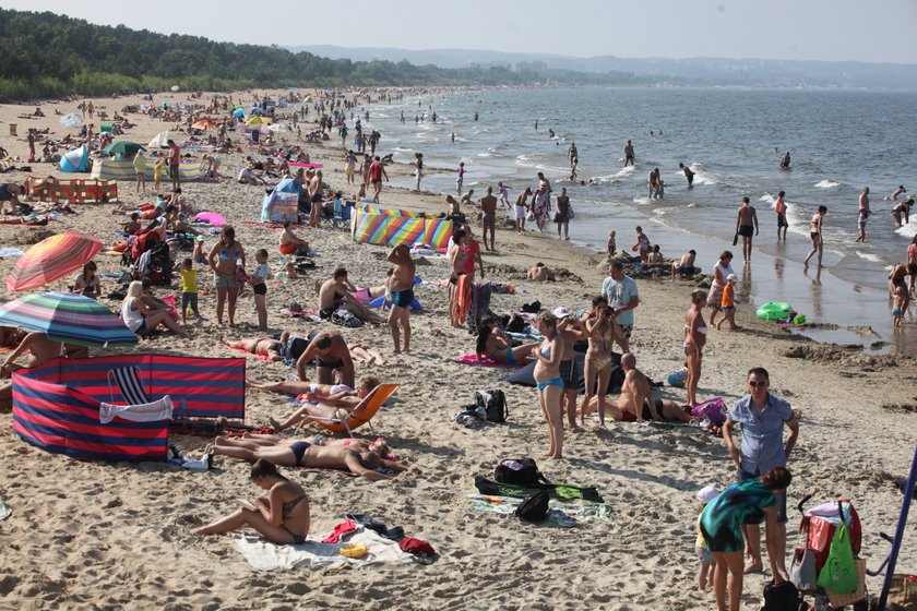 Plaża pełna ludzi