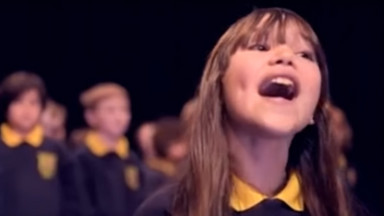 Cierpiąca na autyzm dziewczynka w przebojowym wykonaniu "Hallelujah"