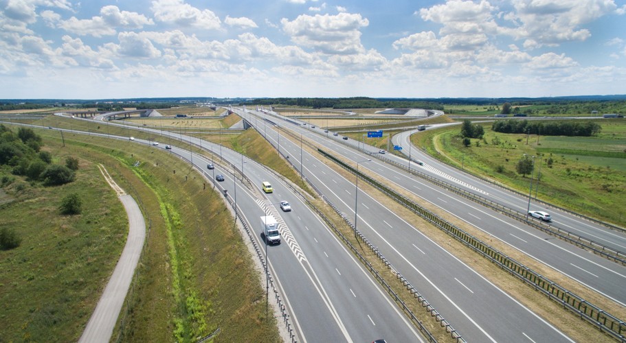 Po wykonaniu docelowej warstwy betonu o grubości 29 cm, na jej powierzchni wykonano teksturowanie. W formie zbrojenia dylatacji poprzecznych zostało wbudowanych prawie 200 tys. dybli, a w dylatacjach podłużnych zastosowano 60 tys. kotew. Jako warstwę poślizgową pomiędzy podbudową a nawierzchnią użyto geowłókniny w ilości 340 tys. mkw. geowłókniny. W nawierzchni betonowej wykonano ponad 60 km dylatacji poprzecznych oraz tyleż samo dylatacji podłużnych. 
<br>
<br>fot. (mr) PAP/Leszek Szymański