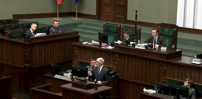 Starcie Bosaka z Macierewiczem w Sejmie. "Mieliście osiem lat... " [WIDEO]