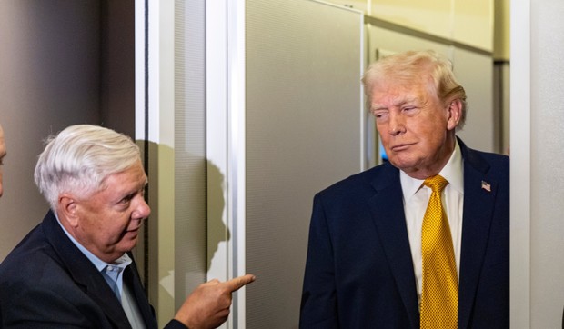 Lindzi Grejem i Donald Tramp u avionu "Er fors 1" 4. januara