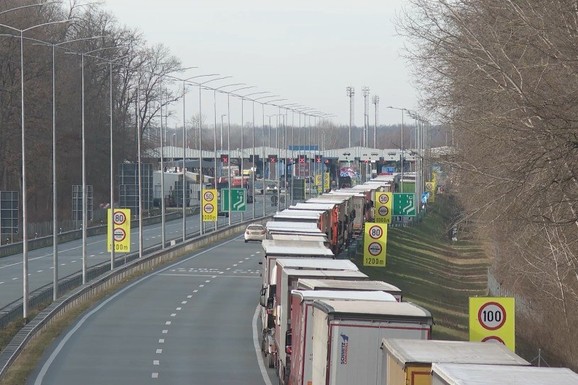 OGROMNE GUŽVE NA GRANICI SA MAĐARSKOM I HRVATSKOM Ova grupa vozača u kilometarskim kolonama: Satima čekaju na prelazima ka Evropskoj uniji