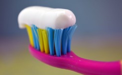 Naturalna nie wyrządzi ci krzywdy? Cała prawda o pastach do zębów