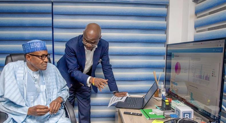 Fashola and Buhari at the APC/PCC Situation Room during the 2019 elections (APC media)