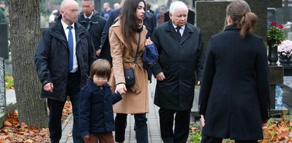 Kaczyński z rodziną na cmentarzu. Dookoła prywatna ochrona i tajniacy