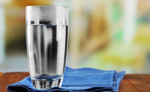 Na co może pomóc szklanka wody? Czy woda może leczyć?