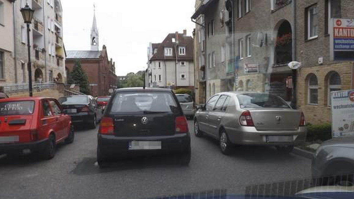 Głód miejsc postojowych w centrum Kołobrzegu jest tak duży, że kierowcy nie tylko ryzykują mandaty, ale i blokują ulice. I zaczyna się trąbienie, przekleństwa i groźby.