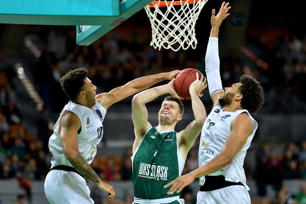 Zawodnik Śląska Wrocław Conor Morgan (C) oraz Anthony Polite (L) i Yoeli Childs (P) z Veolii Towers Hamburg podczas meczu grupy B Pucharu Europy koszykarzy