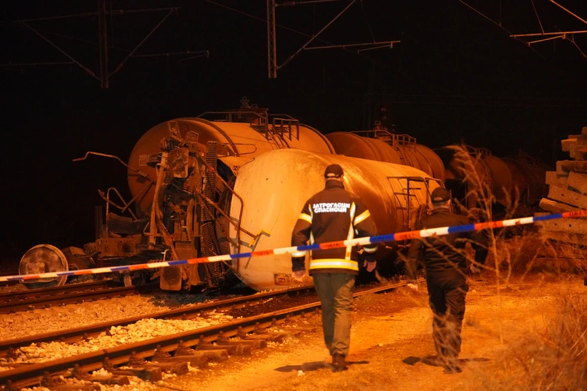 Hkzk9kpTURBXy8zNzU1ZTUxN2Q0YjEwYjZhNWZlOGZmZTE5YTgzYjFjOC5qcGeRkwLNA1IA3gABoTAF Cisterna sa SUMPORNOM KISELINOM koja se sinoć prevrnula kod Vrčina i dalje na pruzi: Nadležni uradili merenje, evo šta su pokazala