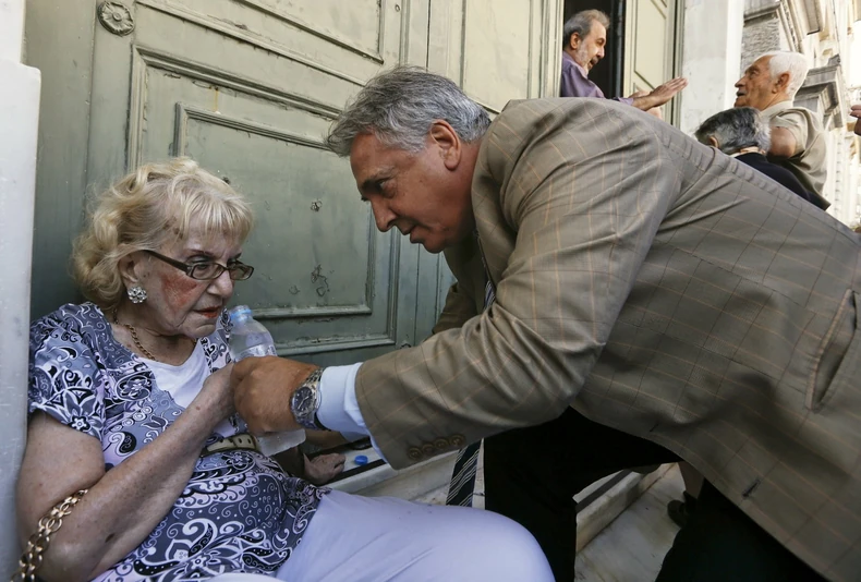 Jednoj ženi je pozlilo ispred banke
