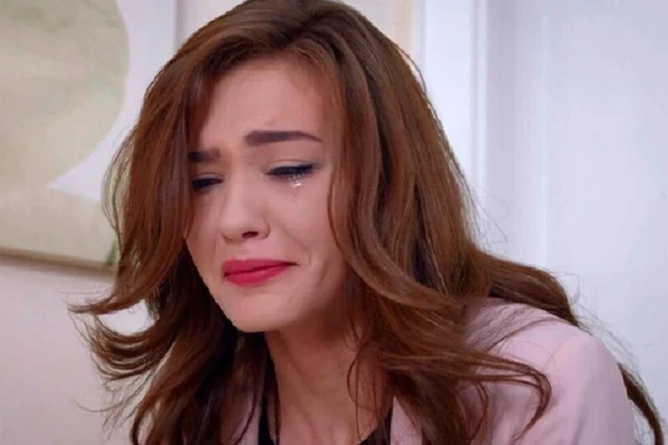 "Otac me je SILOVAO godinama, majka mi nije verovala dok ga nije ZATEKLA PORED MENE. Tukao me zbog svake sitnice", TURSKA GLUMICA otkrila jezive detalje, pretio joj da nikome ne priča i ovako ju je ucenjivao