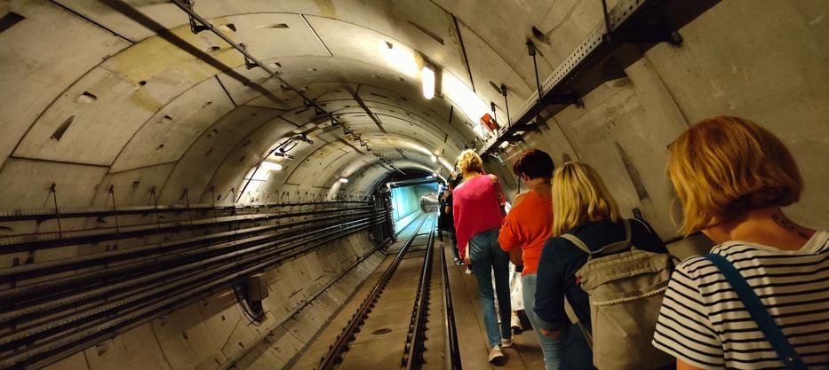 A metróalagútban jutnak ki az utasok / Fotó: Olvasóriporter