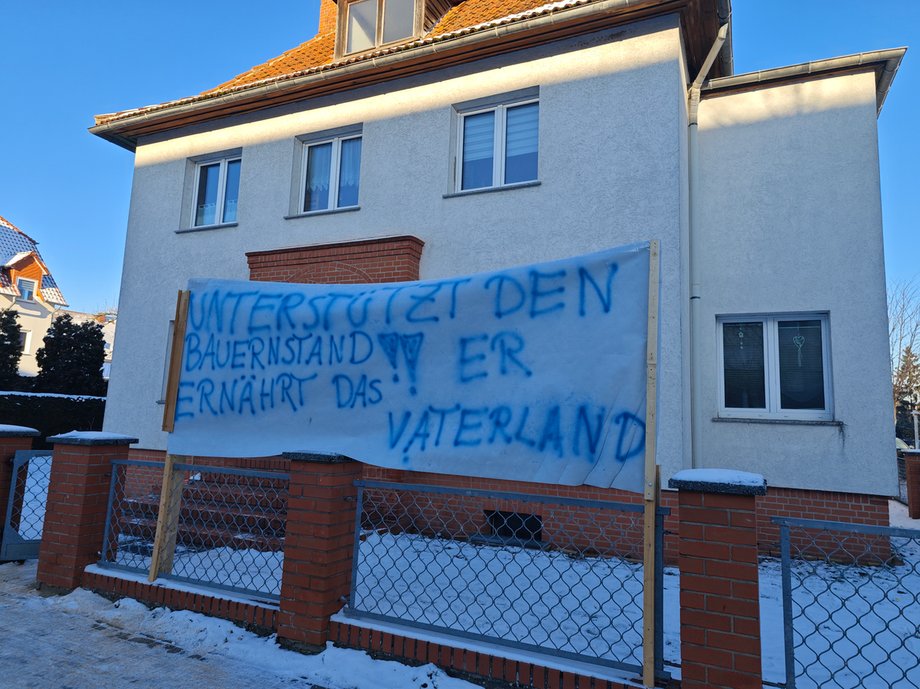 "Chrońmy rolników". Po protestach został transparent